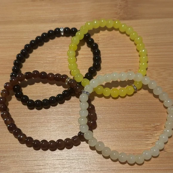 Handmade Pale Yellow Glass Stretch Bead Bracelet with Silvertone Accent - Picture 3 of 3